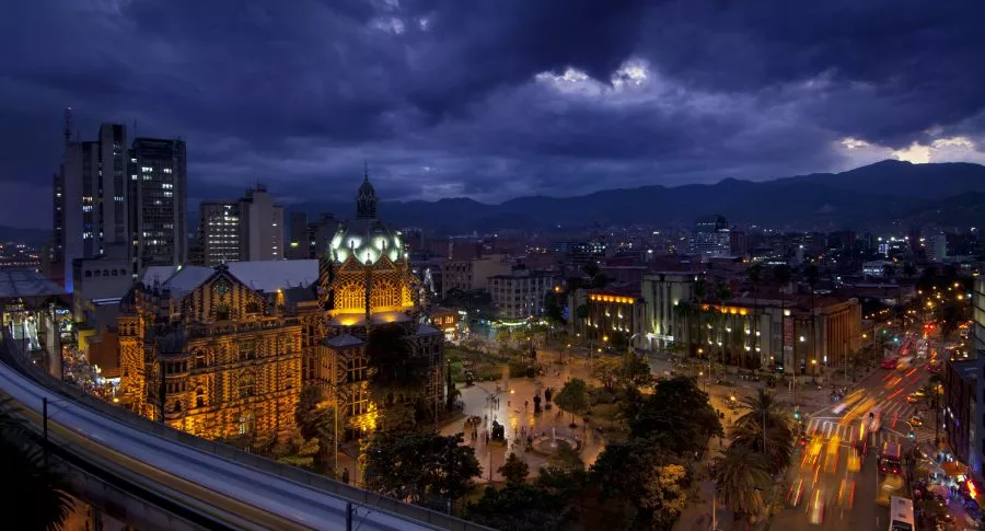 Foto de Medellín ilustra nota sobre pico y cédula, y más medidas en Medellín