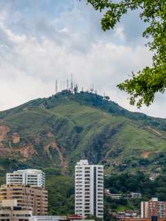 Foto de Cali ilustra nota sobre toque de queda en la ciudad.
