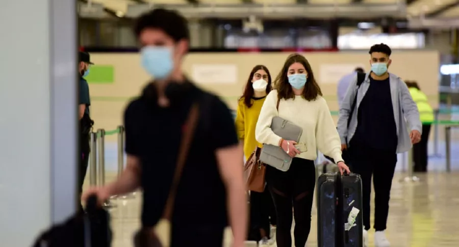 Viajeros arriban al aeropuerto de Barajas, en Madrid, durante la pandemia de COVID-19.