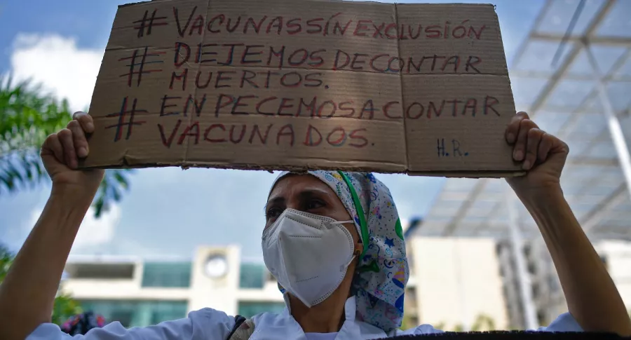 Enfermera en protesta contra el régimen de Venezuela por vacunas contra el coronavirus