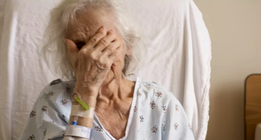 Anciana hospitalizada, ilustra nota de joven negra en EEUU golpea brutalmente a anciana latina porque parecía asiática