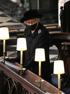 La reina Isabel II dio el último adiós al príncipe Felipe, su "fuerza y apoyo", en un sobrio funeral estilo militar con mascarillas y pocos invitados.