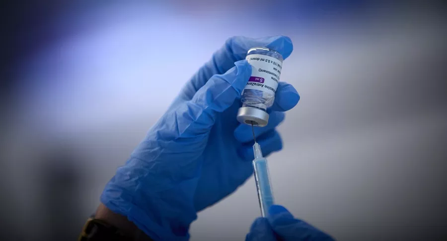 Un médico prepara dosis de la vacuna de AztraZeneca contra el COVID-19 en las instalaciones del Wanda Metropolitano, el 16 de abril de 2021, en Madrid (España). Ilustra nota sobre nuevo caso de coágulos sanguíneos, en Canadá, tras vacunación con ese inmunizante.