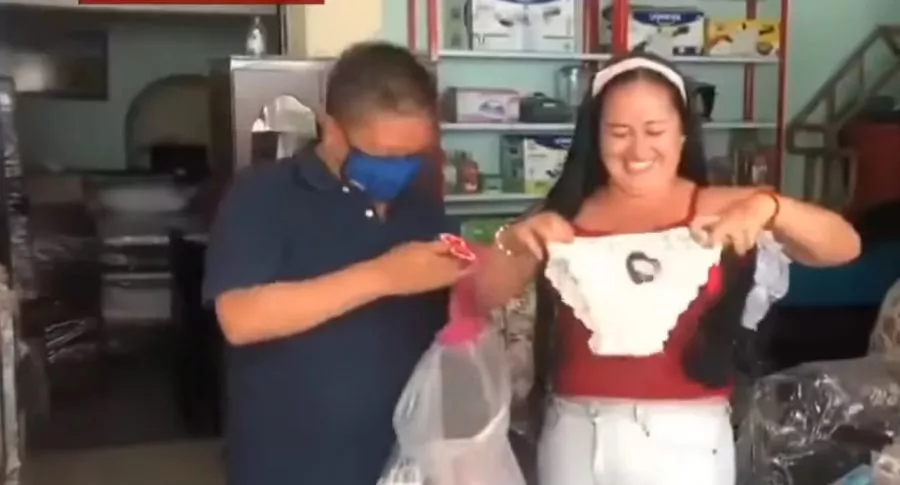 Alcalde de Socotá, Boyacá, regalando cucos a las mujeres del pueblo