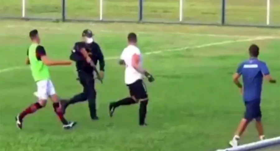 Captura de pantalla de video en el que policía de Brasil disparó a jugador en pleno partido de campeonato