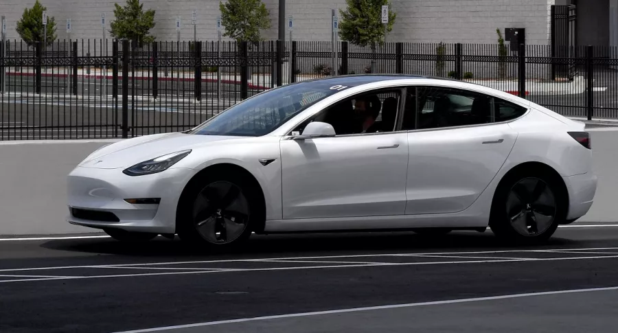 Carro Tesla ilustra nota de vehículo de esa marca que iba conduciendo solo y se chocó en Estados Unidos