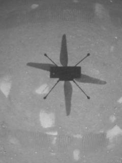 El helicóptero Ingenuity Mars de la NASA capturó esta toma mientras flotaba sobre la superficie marciana el 19 de abril de 2021,