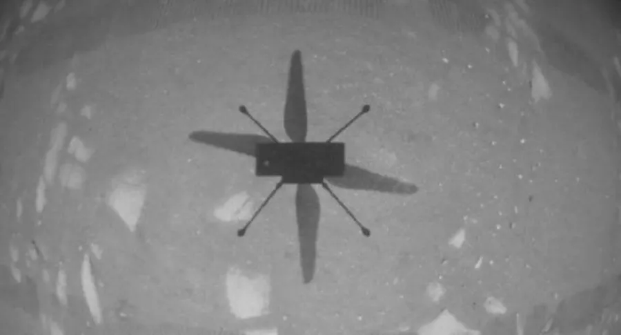 El helicóptero Ingenuity Mars de la NASA capturó esta toma mientras flotaba sobre la superficie marciana el 19 de abril de 2021,
