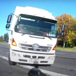 [Video] Se lanza de su bicicleta para que camión no la estrelle y se salva por centímetros