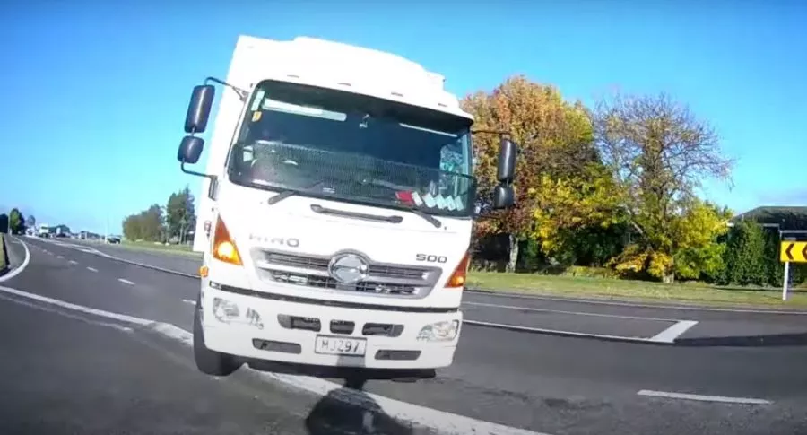 Captura de pantalla de video viral en Nueva Zelanda en el que mujer evita ser  atropellada por camión al lanzarse de su bicicleta-1