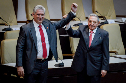 El entonces presidente cubano Raúl Castro (derecha) levanta el brazo del nuevo presidente de la isla, Miguel Díaz-Canel, luego de que fuera nombrado formalmente por la Asamblea Nacional, el 19 de abril de 2018. Este lunes, Díaz-Canel fue elegido también Primer Secretario del Comité Central del Partido Comunista, en remplazo de Castro.