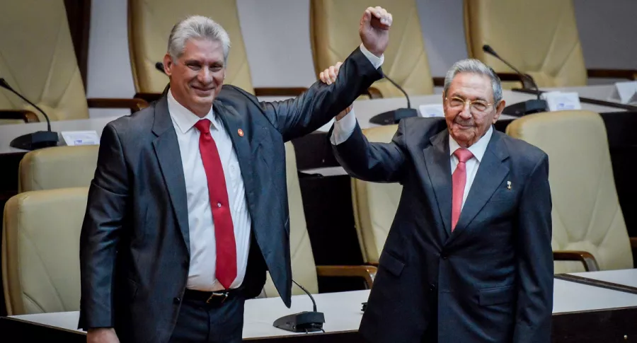 El entonces presidente cubano Raúl Castro (derecha) levanta el brazo del nuevo presidente de la isla, Miguel Díaz-Canel, luego de que fuera nombrado formalmente por la Asamblea Nacional, el 19 de abril de 2018. Este lunes, Díaz-Canel fue elegido también Primer Secretario del Comité Central del Partido Comunista, en remplazo de Castro.