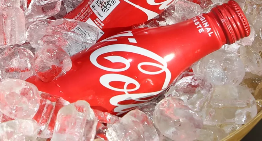 Imagen de una botella de Coca-Cola ilustra artículo Ventas de Coca-Cola dependen del avance en vacunación contra COVID-19