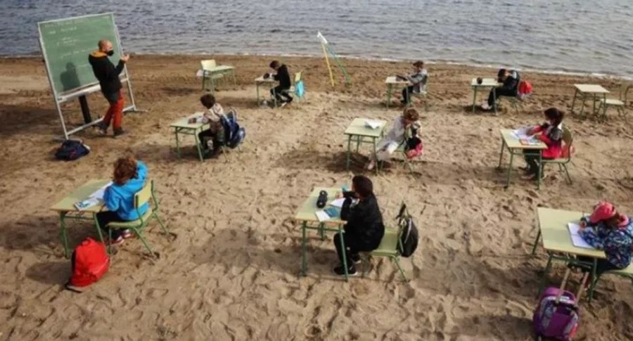 Colegio en España traslada aulas de clase a la playa para proteger a alumnos