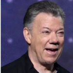 El 'sticker' de Uribe que Juan Manuel Santos envió en grupo familiar de WhatsApp