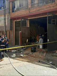 Imagen de la vivienda en Engativá en donde se produjo una explosión, en una bodega de madera
