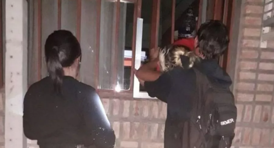 Captura de pantalla de video de mujer embarazada en Argentina se mete a robar y queda atrapada en rejas