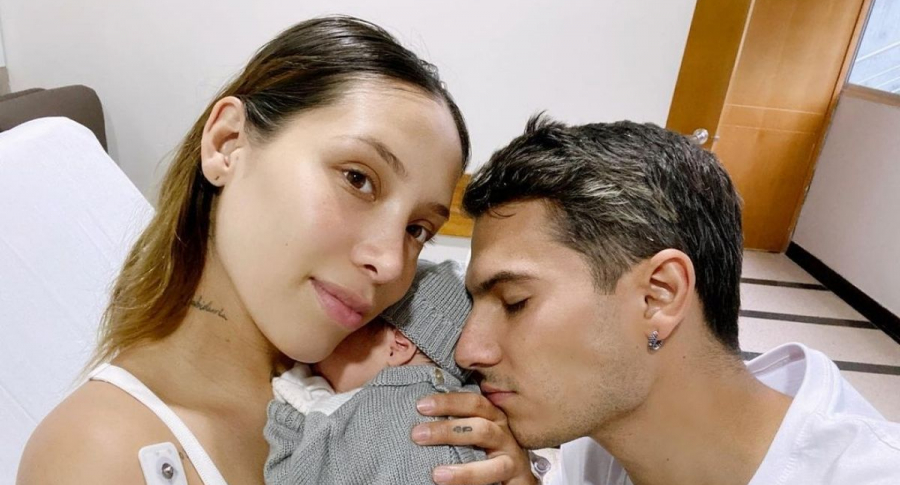 Pipe-Bueno y Luisa Fernanda W después de dar a luz a su hijo Máximo