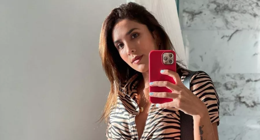 Daniela Ospina, tomándose una selfi, quien habla con orgullo de sus estrías.