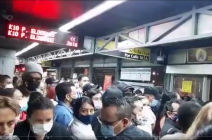 Imagen de usuarios represados en una estación de Transmilenio en el centro de Bogotá, previo al toque de queda