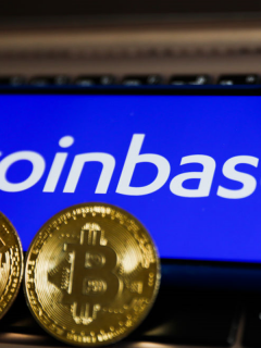 Foto de Coinbase ilustra nota sobre qué es, cómo funciona
