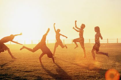 Imagen de niños jugando, que ilustra la celebración del Día de la niñez