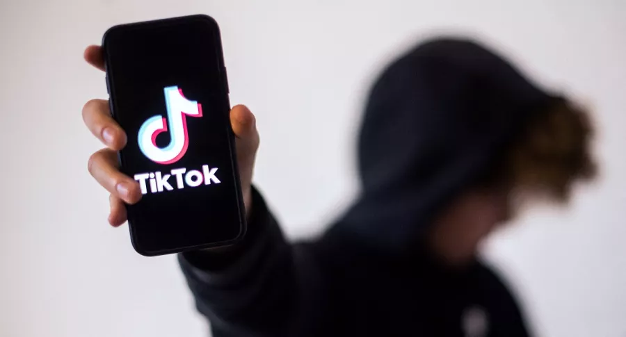Imagen de joven con logo de TikTok ilustra artículo TikTok: por recopilar datos de millones de niños, la demandan en Reino Unido