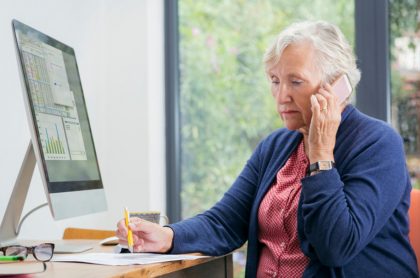 Anciana habla por celular, ilustra nota de estafadores roban 32 millones de dólares a anciana por medio de timo telefónico