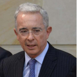 Uribe publica mensaje de desesperación por tributaria: se está hundiendo antes de tiempo