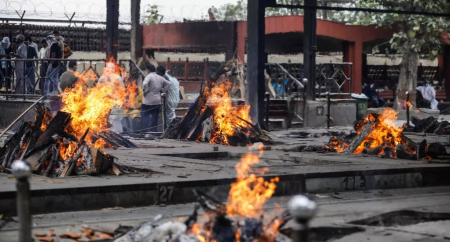 Hornos crematorios en la calle en India, por miles de muertes diarias