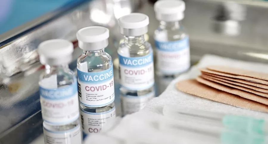 Vacunas contra la COVID-19 ilustran nota sobre empresa colombiana que compraría dosis