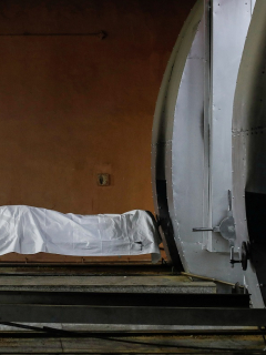 Médicos en Uruguay piden tomar conciencia ante duros efectos del coronavirus. (Imagen de referencia de un crematorio en India).