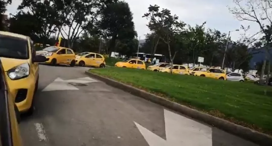 Imagen del grupo de taxistas que protesta en Bogotá, y que se dirige hacia el aeropuerto El Dorado por la calle 26