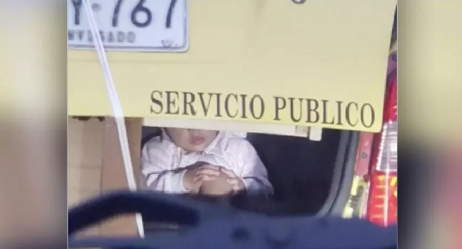 Imagen del taxista que llevaba a un bebé en el baúl del carro, en Medellín