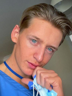 James Cowes, médico de 23 años, renunció en Reino Unido a su trabajo luego de abrir cuenta de OnlyFans y ganar más dinero.