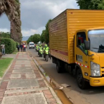 [Galería] Escoltado por la Policía, llegó un nuevo lote de vacunas para Colombia