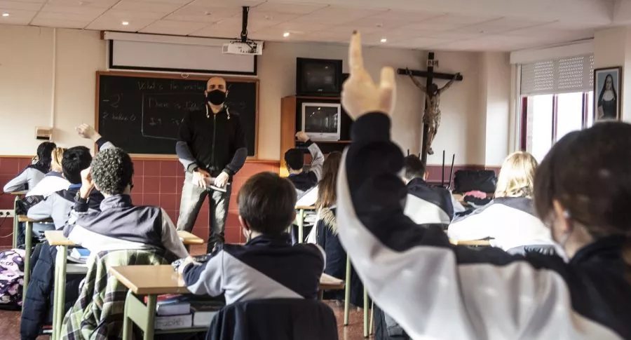 Estudiantes en clase ilustra nota sobre que alumnos de Colombia no están obligados a ver clases de religión