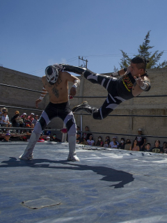Luchadores mexicanos participan en el salón de la fama clandestino del patio trasero, montado por el organizador de lucha extrema Zona 23, que rinde homenaje al luchador Israel Montiel León, ‘Ovett’, que murió de COVID-19 en febrero de este año a los 44 años.