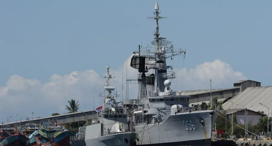 Barcos de la armada de Indonesia se suman a la búsqueda del submarino.