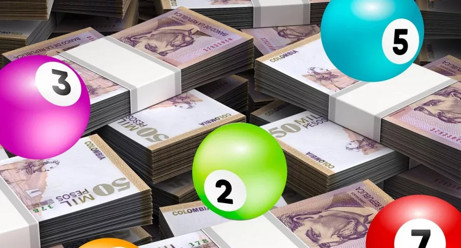 Balotas y billetes de 50 mil pesos colombianos ilustran nota sobre qué chances jugaron anoche y resultados de  Astro Luna, Dorado, Paisita y otros (foto montaje Pulzo).