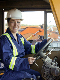 Mujer en maquina de construcción ilsutra nota sobre trabajo para mujeres en Engativá