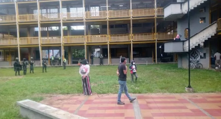 Policía y Esmad ingresaron a la sede de Univalle donde estudiantes estaban protestando.