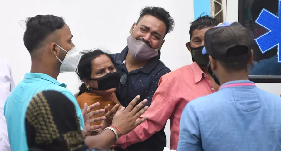 Familiares de fallecidos por COVID-19 en India, ilustra nota de nuevo incendio en hospital de India para pacientes  con Covid deja 13 muertos