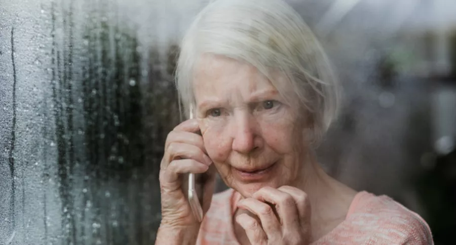 Anciana llama por teléfono, ilustra nota de anciana de 94 años denuncia falso robo para que policías le hagan compañía