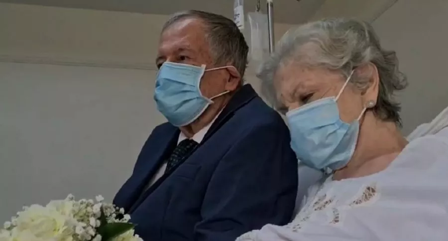 Abuelos que se casaron en clínica en la que superaron el COVID19