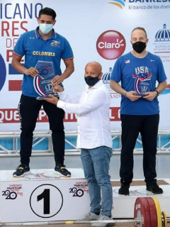 Delegación de Colombia recibe reconocimiento en el Campeonato Panamericano de Pesas, en Santo Domingo, por su primer lugar en la categoría masculina.