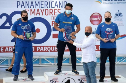 Delegación de Colombia recibe reconocimiento en el Campeonato Panamericano de Pesas, en Santo Domingo, por su primer lugar en la categoría masculina.