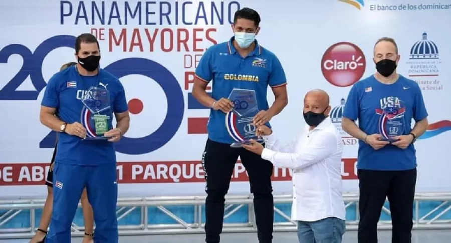 Delegación de Colombia recibe reconocimiento en el Campeonato Panamericano de Pesas, en Santo Domingo, por su primer lugar en la categoría masculina.