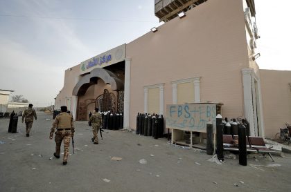 Miembros de las fuerzas de seguridad iraquíes, en la puerta del Hospital Ibn Al-Khatib, en Bagdad, donde el 24 de abril de 2021 una explosión, seguida por un incendio, dejó un saldo de al menos 82 personas muertas y 110 heridas.