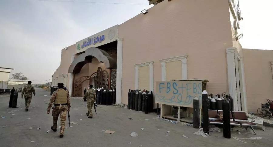 Miembros de las fuerzas de seguridad iraquíes, en la puerta del Hospital Ibn Al-Khatib, en Bagdad, donde el 24 de abril de 2021 una explosión, seguida por un incendio, dejó un saldo de al menos 82 personas muertas y 110 heridas.